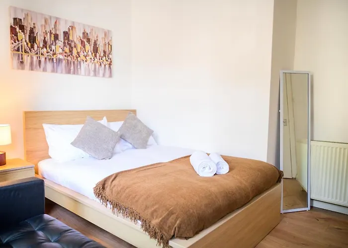Purple Blossom, 2 Bed Apartment, Wi-Fi, Near Didsbury, Free Parking