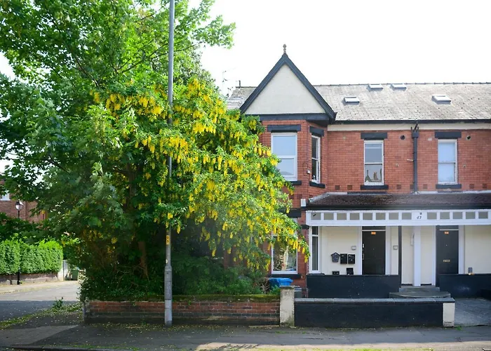 Purple Blossom, 2 Bed Apartment, Wi-Fi, Near Didsbury, Free Parking