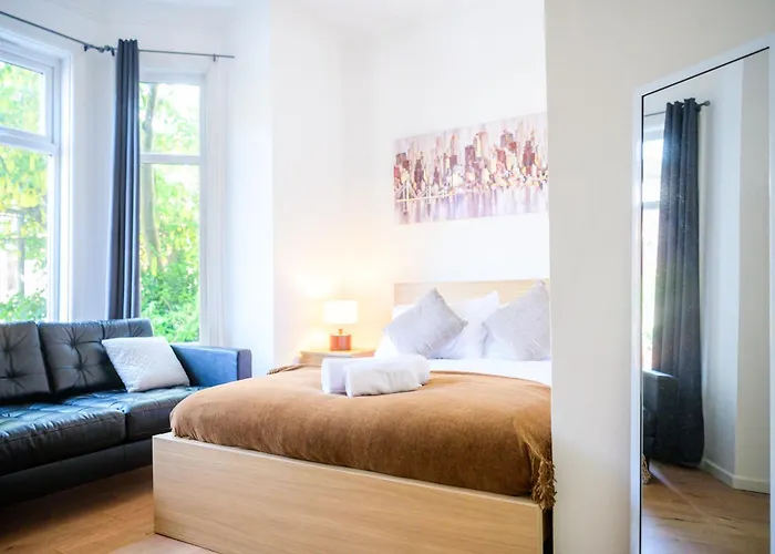 Purple Blossom, 2 Bed Apartment, Wi-Fi, Near Didsbury, Free Parking